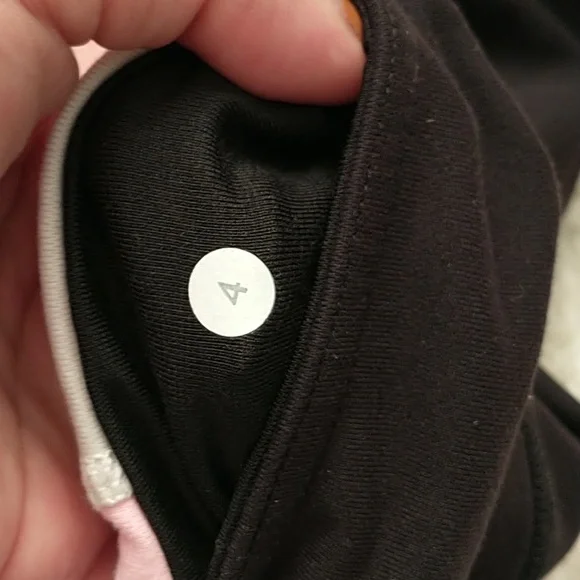 Lululemon Black 🩷 🤍Reversible Short SIZE 4 - Picture 6 of 6